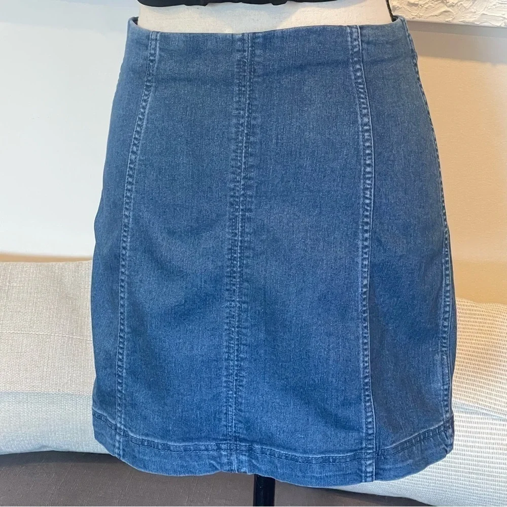 FREE PEOPLE Modern Femme Denim Blue Mini Skirt size 6.